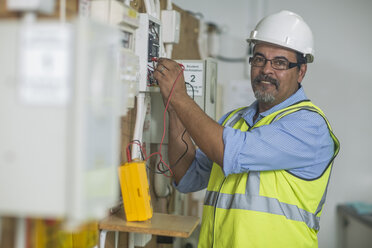 Electrician using voltmeter - ZEF10920