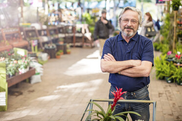 Älterer Mann kauft in einem Gartencenter Pflanzen ein - ZEF10970