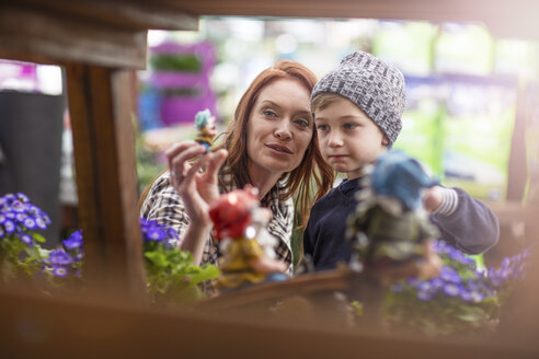 Mutter und Sohn beim Einkaufen im Gartencenter - ZEF10976