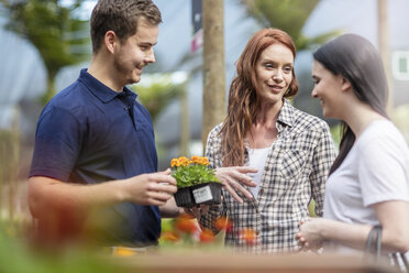 Menschen, die im Gartencenter einkaufen - ZEF11002