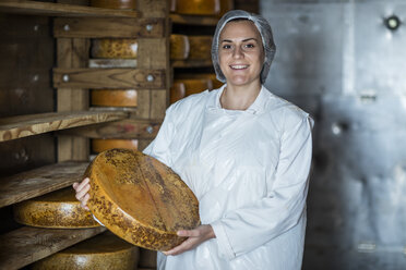 Käsereiarbeiter hält stolz einen Laib Käse - ZEF11027
