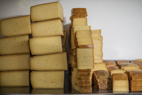 Käsestücke in der Fabrik, bereit zum Verpacken, lizenzfreies Stockfoto