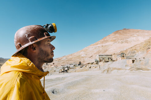 Bolivien, Potosi, Tourist in Schutzkleidung vor der Silbermine Cerro Rico - GEMF01170