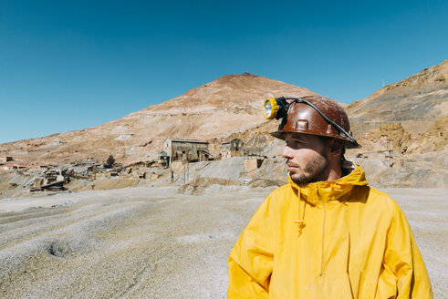 Bolivien, Potosi, Tourist in Schutzkleidung vor der Silbermine Cerro Rico - GEMF01171