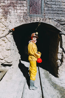 Bolivien, Potosi, Tourist in Schutzkleidung, bereit zur Besichtigung der Silbermine Cerro Rico - GEMF01173