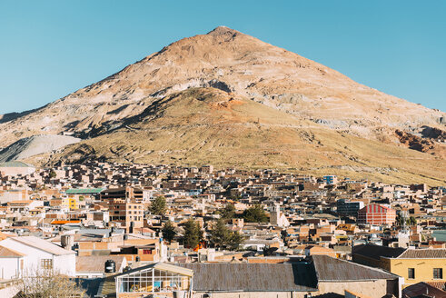 Bolivien, Potosi, Blick auf die Stadt mit Cerro Rico im Hintergrund - GEMF01178