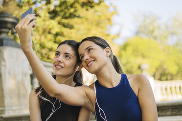 Two sportive young women taking a selfie - EBSF01794