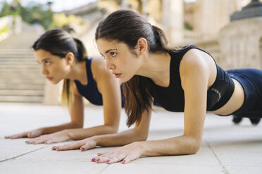 Zwei sportliche junge Frauen beim Training im Freien - EBSF01804