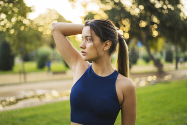 Sportliche junge Frau im Park - EBSF01810