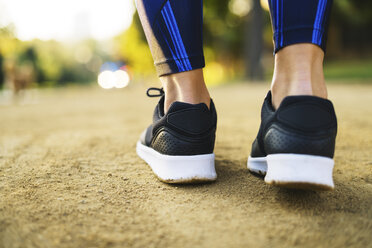 Nahaufnahme der Schuhe einer sportlichen Frau - EBSF01832