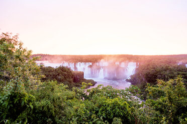 Brasilien, Parana, Iguacu National Park, Iguacu Wasserfälle bei Sonnenuntergang - BMAF00237