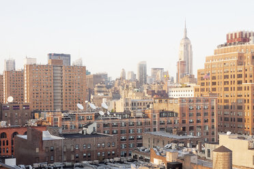 USA, New York City, Meatpacking District mit Empire State Building im Hintergrund - BMAF00247