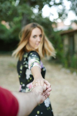 Frau hält die Hand eines Mannes, lizenzfreies Stockfoto