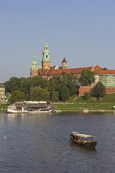 Poland, Krakow, view to Wawel Cathedral and castle with Vistula River in the foreground - MEL00151