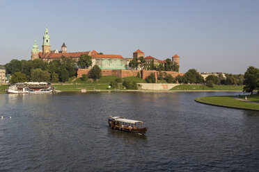 Poland, Krakow, view to Wawel Cathedral and castle with Vistula River in the foreground - MEL00152