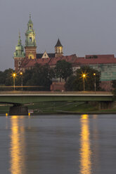 Poland, Krakow, view to Wawel Cathedral and castle with Vistula River in the foreground at evening - MELF00154