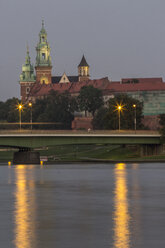 Polen, Krakau, Blick auf Wawel-Kathedrale und Schloss mit Weichsel im Vordergrund am Abend - MELF00154