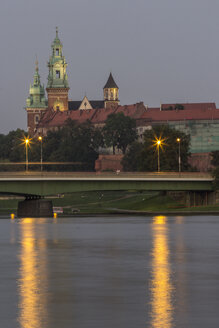 Polen, Krakau, Blick auf Wawel-Kathedrale und Schloss mit Weichsel im Vordergrund am Abend - MELF00154