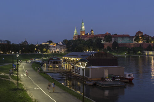 Polen, Krakau, Blick auf Wawel-Kathedrale und Schloss mit Weichsel im Vordergrund am Abend - MELF00155