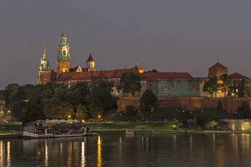 Polen, Krakau, Blick auf Wawel-Kathedrale und Schloss mit Weichsel im Vordergrund am Abend - MELF00156