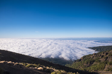 Spanien, Teneriffa, Teide-Nationalpark, Blick über die Wolken - SIPF00980