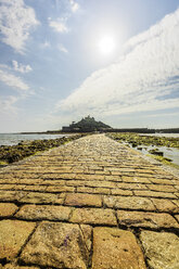 UK, Cornwall, Marazion mit St. Michael's Mount im Hintergrund - THAF01856