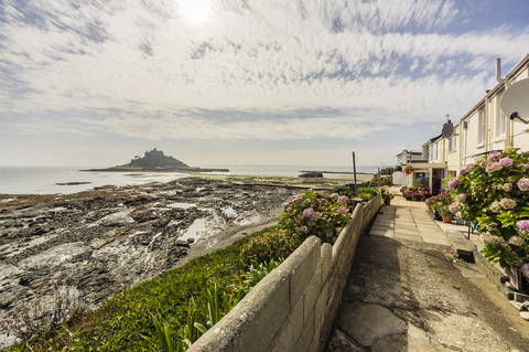 UK, Cornwall, Marazion mit St. Michael's Mount im Hintergrund, lizenzfreies Stockfoto