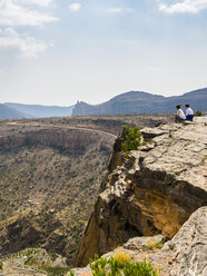 Oman, Jabal Akhdar, Zwei Frauen mit Blick auf den Berg - AMF05038