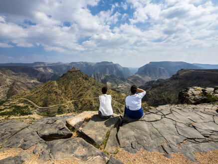 Oman, Jabal Akhdar, Zwei Frauen mit Blick auf den Berg - AMF05039