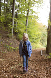 Mädchen spaziert im herbstlichen Wald - MIDF00801