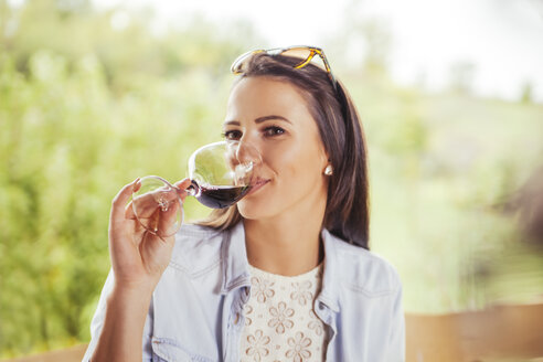 Frau trinkt ein Glas Rotwein - ZEDF00392