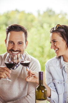 Glückliches Paar trinkt Rotwein im Freien - ZEDF00393