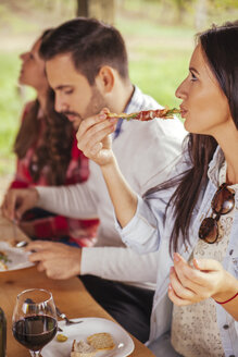 Frau mit Freunden beim Essen im Freien - ZEDF00401