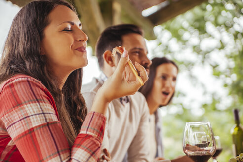 Frau mit Freunden beim Essen im Freien - ZEDF00406