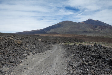 Spanien, Teneriffa, Schotterstraße durch vulkanische Landschaft - SIPF00990