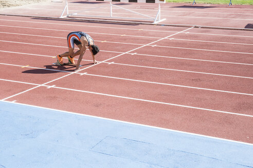 Läufer auf Tartanbahn in Startposition - ABZF01399