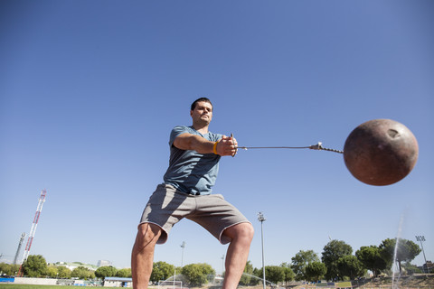 Sportler bei einem Hammerwurf, lizenzfreies Stockfoto