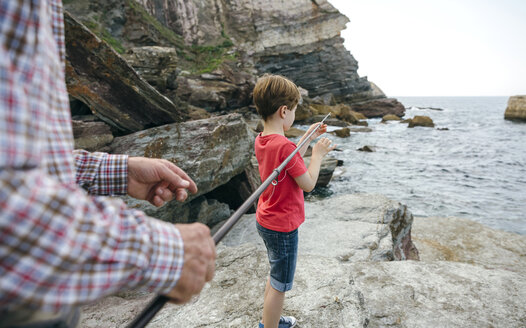 Großvater und Enkel angeln gemeinsam am Meer - DAPF00413