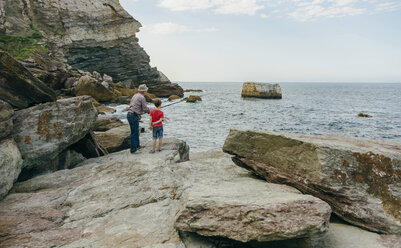 Großvater und Enkel angeln gemeinsam am Meer - DAPF00418