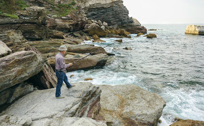Älterer Mann beim Fischen am Meer - DAPF00423