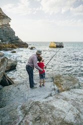 Großvater und Enkel angeln gemeinsam am Meer - DAPF00432