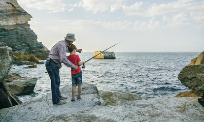 Großvater und Enkel angeln gemeinsam am Meer - DAPF00433