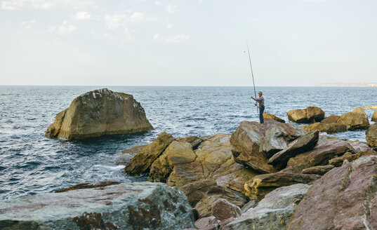 Älterer Mann beim Fischen am Meer - DAPF00436