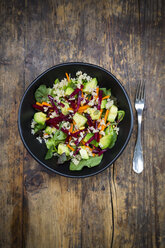 Schüssel mit herbstlichem Salat mit Kopfsalat, Karotten, Avocado, Roter Bete, Kürbis- und Sonnenblumenkernen, Granatapfel und Quinoa - LVF05488