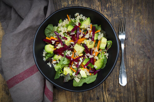 Schüssel mit herbstlichem Salat mit Kopfsalat, Karotten, Avocado, Roter Bete, Kürbis- und Sonnenblumenkernen, Granatapfel und Quinoa - LVF05489