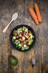 Schüssel mit herbstlichem Salat mit Kopfsalat, Karotten, Avocado, Roter Bete, Samen, Granatapfel und Quinoa - LVF05490