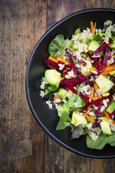 Schüssel mit herbstlichem Salat mit Kopfsalat, Karotten, Avocado, Roter Bete, Kürbis- und Sonnenblumenkernen, Granatapfel und Quinoa - LVF05491