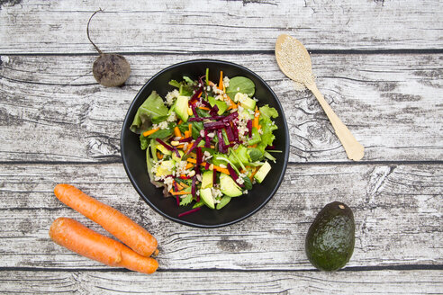 Schüssel mit herbstlichem Salat mit Kopfsalat, Karotten, Avocado, Roter Bete, Kürbis- und Sonnenblumenkernen, Granatapfel und Quinoa - LVF05494