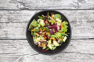 Schüssel mit herbstlichem Salat mit Kopfsalat, Karotten, Avocado, Roter Bete, Kürbis- und Sonnenblumenkernen, Granatapfel und Quinoa - LVF05495