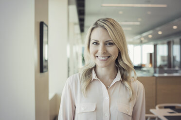 Blonde Frau im Büro, Porträt - WESTF21801